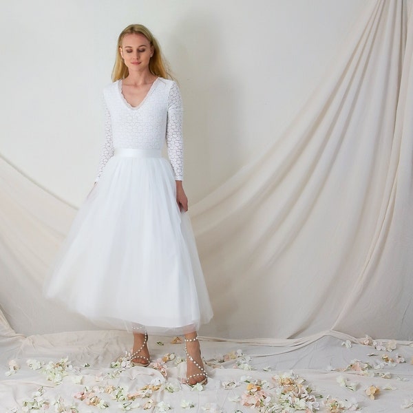 Robe de mariée tulle longueur midi. Mariage civil. Haut moulant, manches longues et jupe mi-longue tutu. Mariage mairie pas cher