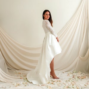 Robe de mariée jupe HIGH LOW mariage civil T36. Robe courte devant longue derrière moderne en dentelle.