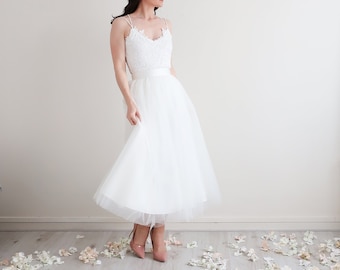 SAMANTHA // Tea lenght wedding dress made to measure, lace top with sleeves. Bridal dress tulle skirt