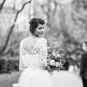 Vestido de novia, boda civil. Arriba e abajo separados. Cuerpo de encaje de  correa y falda corta de seda -  México