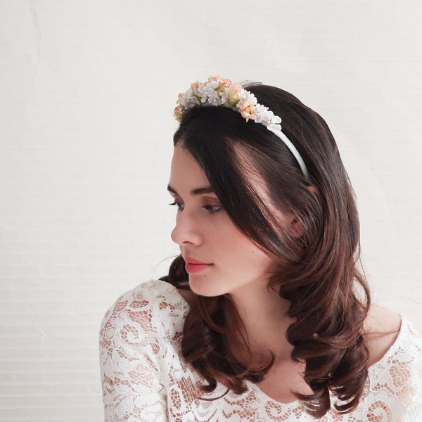 Serre-tête à fleurs à fleurs blanches et vertes pour mariage. Accessoire cheveux pour la mariée.