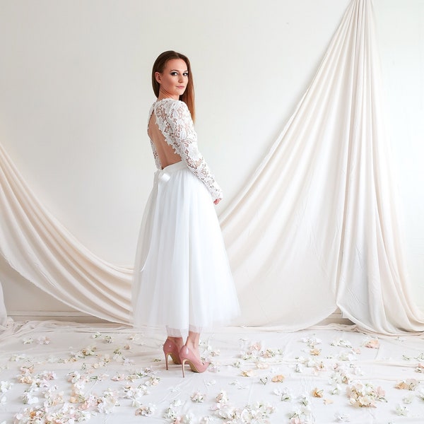 VALENTINA DOS NU // Robe de mariée longueur cheville. Haut seconde peau en dentelle, manches longues. Tutu mi-long, noeud dans le dos.