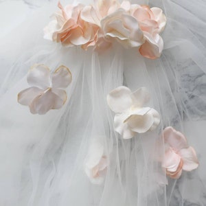 Voile de mariée long en tulle blanc cassé et pétales de fleurs. Accessoire coiffure mariage bohème romantique. zdjęcie 3