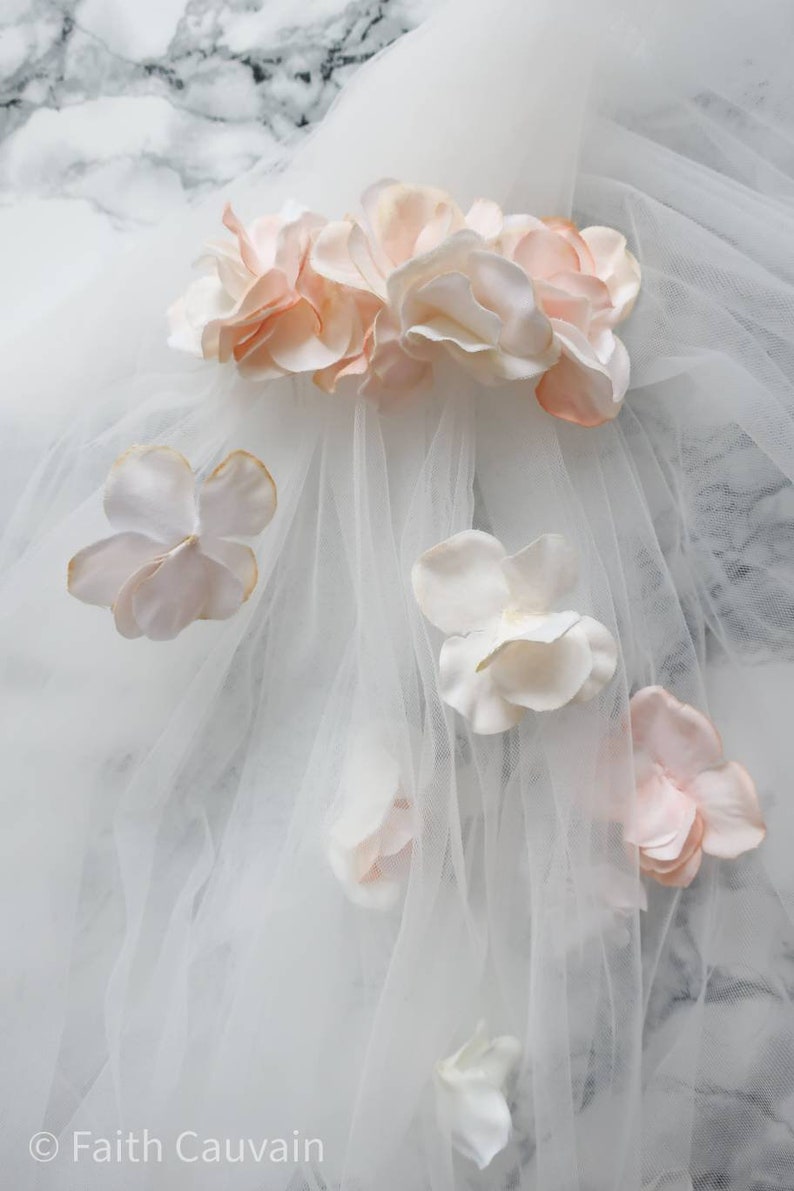 Voile de mariée long en tulle blanc cassé et pétales de fleurs. Accessoire coiffure mariage bohème romantique. image 3