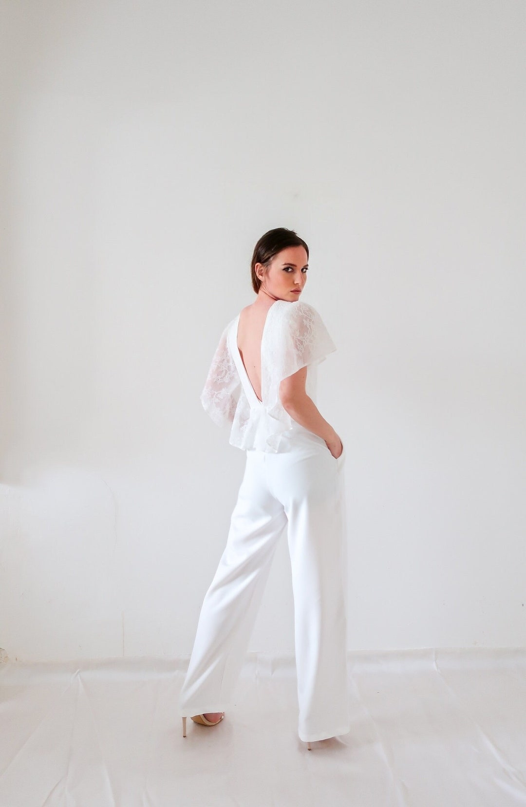 Combinaison pantalon mariage civil. Robe de mari?�e alternative dos nu en dentelle. Tenue moderne 