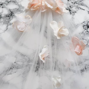 Voile de mariée long en tulle blanc cassé et pétales de fleurs. Accessoire coiffure mariage bohème romantique. zdjęcie 5