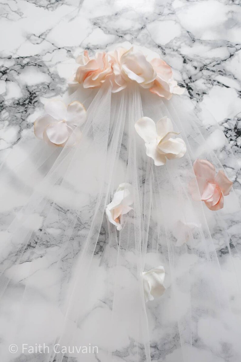 Voile de mariée long en tulle blanc cassé et pétales de fleurs. Accessoire coiffure mariage bohème romantique. image 5