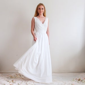 Robe de mariée avec grand dos nu en dentelle sans manches. Robe longue fluide romantique, bohème. Robe mariage sur-mesure image 4