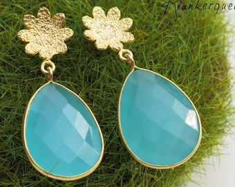 Blumige Ohrstecker, Aqua Chalcedon trifft Gold