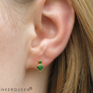 Small, fine ear studs in gold and green jade image 1