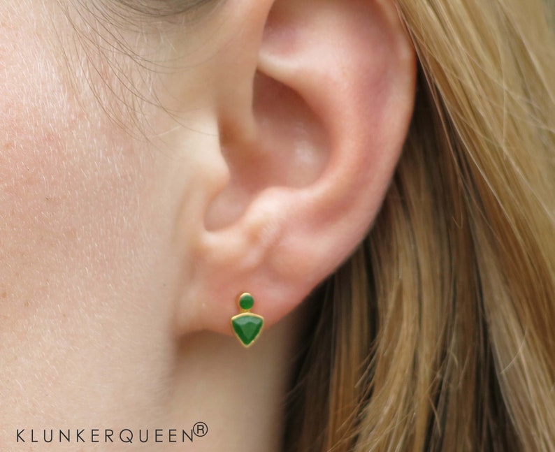 Small, fine ear studs in gold and green jade image 1