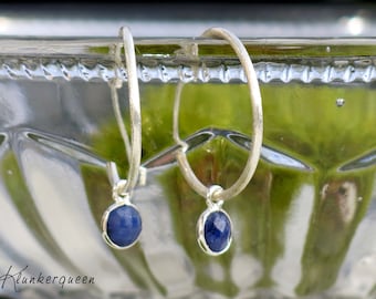 Ohrringe,  Creolen mit einem Lapis Lazuli in Silber