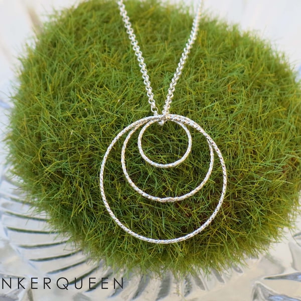 necklace with filigree pendant in silver, round thing