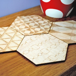 Conjunto de quatro bases para copos hexagonais de madeira em patchwork