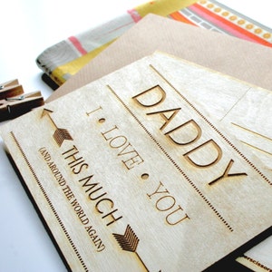 Gepersonaliseerde houten gegraveerde postkaart met typografie