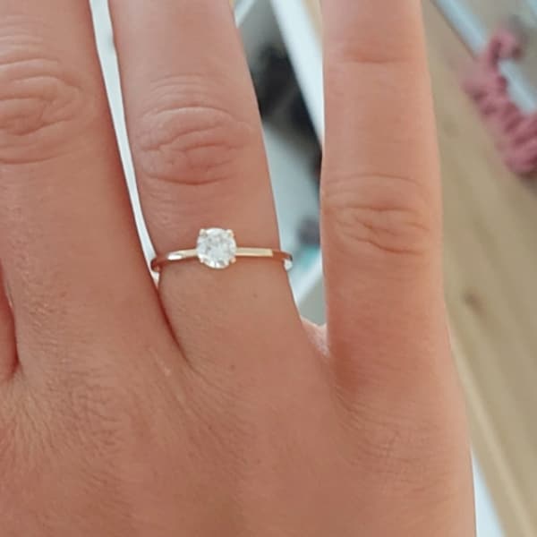 Bague solitaire en plaqué or 750/000 18 carats et oxyde de zirconium griffé. Solitaire Femme Fiançailles Mariage