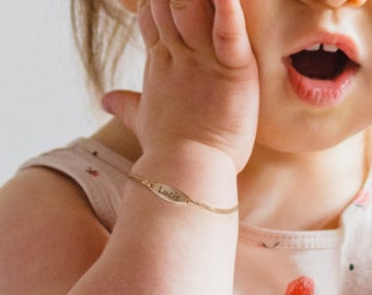 Personalisiertes graviertes vergoldetes Identitätsarmband für Mädchen, Jungen und Kinder – Armband mit Vornamen und Datum des Babys – Armband mit Gravur zur Geburt