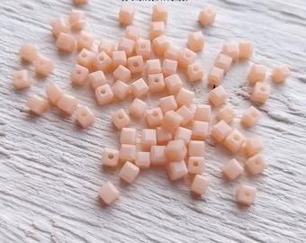 25 Perles CUBES 2 mm Beige