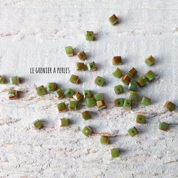 25 Perles CUBES 2 mm Olivine Irisé