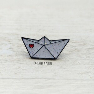 Pin de barco de papel