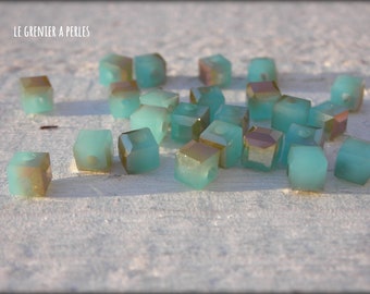 25 Perles CUBES 4 mm Turquoise opal AB