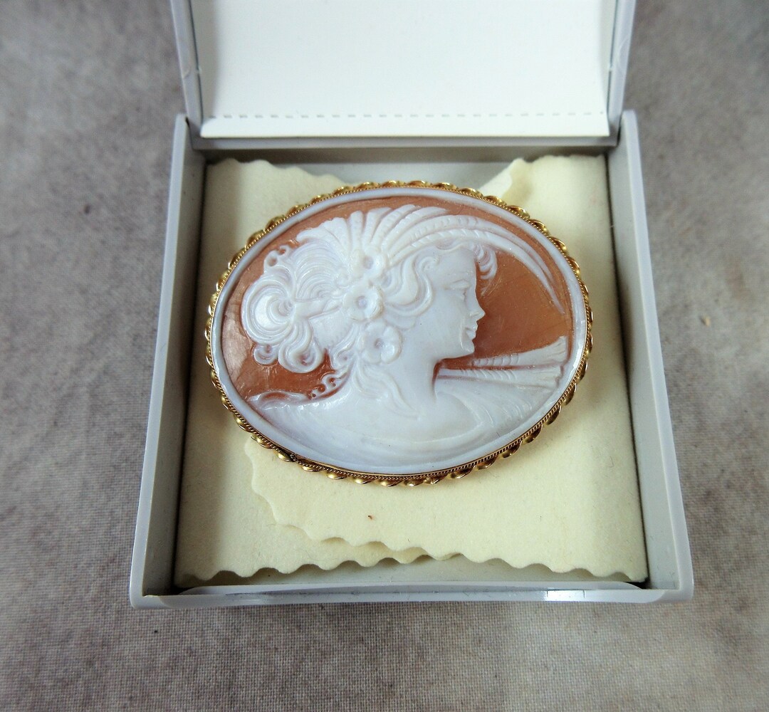 Gold CAMEO Brooch Pendant by Donadio of Naples Rome Italy Made of Shell