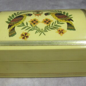 CAJA DE BARATIJERÍA con bisagras lacadas y uniones de cola de milano - Pájaros y corazón - Para joyas, billeteras y objetos diversos - Madera de color amarillo pálido