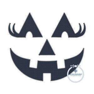 Puede incluir: Un diseño de bordado en blanco y negro de una cara de calabaza de Halloween. El diseño presenta un estilo geométrico simple con una nariz triangular, una boca rectangular y dos pares de ojos.