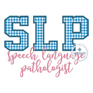 Könnte beinhalten: Blaue und weiße Gingham-Buchstaben, die "SLP" buchstabieren, mit den Worten "speech language pathologist" in rosa Kursivschrift darunter. Die Buchstaben sind dunkelblau umrandet. Ein kleines Logo für "Just Sew Embroidery" befindet sich in der unteren rechten Ecke.