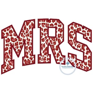 Puede incluir: « MRS » en estampado de leopardo rojo y blanco en una fuente de estilo universitario con un contorno rojo.