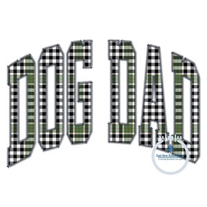 Pode incluir: As palavras "DOG DAD" são exibidas em uma fonte arrojada, estilo patchwork. As letras são preenchidas com um padrão xadrez preto, branco e verde oliva, delineado com uma borda costurada. O design está em um fundo branco.