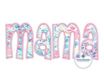 Può includere: La parola "mamma" è scritta in grandi lettere rosa, contornate, con un motivo floreale colorato all'interno di ogni lettera. Un piccolo cerchio bianco con un fiocco di neve e il testo "Just Sew Embroidery Creating Beautiful Designs" si trova nell'angolo in basso a destra.