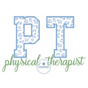 Peut inclure: Graphisme avec les lettres "PT" en bleu clair, remplies d'un motif léopard bleu clair. En dessous, les mots "physical therapist" sont écrits en vert en cursive. Un logo circulaire est également présent.