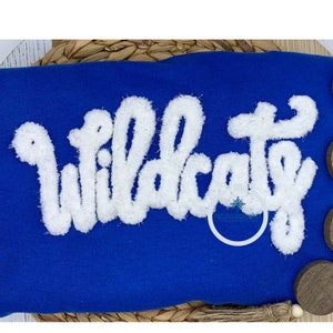 WILDCATS Script Chenille Garn Applikation Design Maschinenstickerei zwei Größen 6 x 10 und 7 x 12 Hoop
