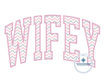 Può includere: Wifey in motivo chevron rosa e grigio con contorno bianco. La parola è in un font in stile universitario.