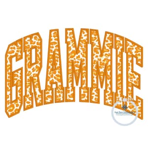 Puede incluir: Texto "GRAMMIE" naranja y blanco con un patrón de estampado de leopardo dentro de las letras. Las letras están delineadas en naranja y tienen una forma redondeada y arqueada.