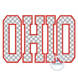Puede incluir: Patrón de vichy rojo y gris en forma de la palabra "OHIO" con un contorno rojo. La palabra está en un estilo de fuente de bloque. La imagen incluye el texto "Just Sew Embroidery Creating Beautiful Designs".