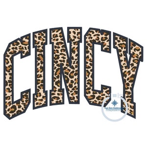 Puede incluir: Un diseño de estampado de leopardo negro y marrón con la palabra "CINCY" en un contorno blanco en negrita. El diseño es perfecto para una camiseta u otra prenda de vestir.