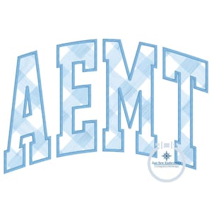 Peut inclure: Un motif brodé bleu clair sur fond blanc. Le motif présente les lettres "AEMT" dans une police de style universitaire, remplies d'un motif vichy bleu clair et blanc. L'image comprend le texte "Just Sew Embroidery" et "Creating Beautiful Designs".
