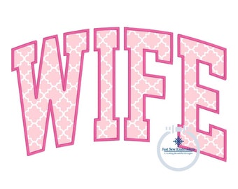 Può includere: Design ricamato "WIFE" rosa e bianco con contorno rosa. Le lettere sono riempite con un motivo geometrico rosa e bianco.