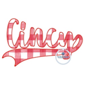Puede incluir: Diseño de bordado de gingham rojo y blanco del nombre "Linzy" en una fuente cursiva con una pancarta de estilo béisbol de gingham rojo y blanco debajo. El diseño es para bordado e incluye un pequeño logotipo para "Just Sew Embroidery" en la esquina inferior derecha.