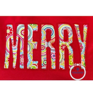 Puede incluir: Tela roja con la palabra "Merry" recortada y rellena con un estampado paisley colorido.