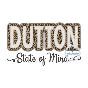 Może przedstawiać: Wzór w brązowo-beżowy wzór lamparta z napisem "Dutton" w białych, obwiedzionych literach. Tekst "State of Mind" jest napisany kursywą pod słowem "Dutton".