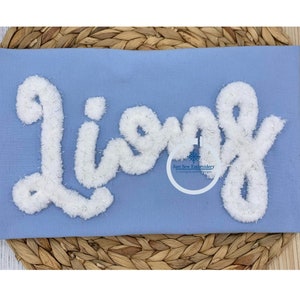 Löwen Script Chenille Garn Applikation Design Maschinenstickerei vier Größen 5 x 7, 8 x 8, 6 x 10, 7 x 12 Hoop