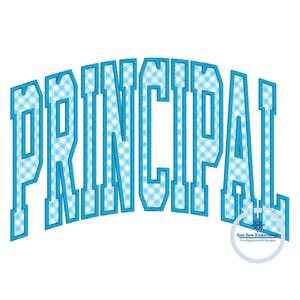 Può includere: Design di ricamo a scacchi blu e bianco della parola "PRINCIPAL" in un carattere audace e arcuato.