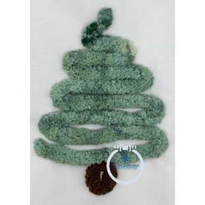 Op de afbeelding: Een groene en bruine kerstboom gemaakt met garen borduurwerk. De boom is gemaakt van verschillende lussen garen, en de stam is een bruine cirkel. De afbeelding bevat de tekst "The Sew Embroidery Creating Beautiful Designs".