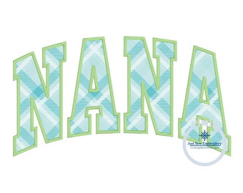 Può includere: La parola "NANA" in un font in stile collegiale, arcuata sull'immagine. Le lettere sono riempite con un motivo a quadri blu e bianco e delineate in verde chiaro. Un piccolo logo si trova nell'angolo in basso a destra.