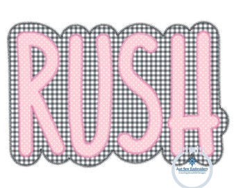 Könnte beinhalten: Rosa gepunktetes "RUSH" Applikationsdesign mit grau-weißem Vichy-Hintergrund. Das Design hat einen gewellten Rand und eignet sich für Stickereien oder Bastelprojekte. Der Text ist mit einem kontrastierenden rosa Faden genäht.