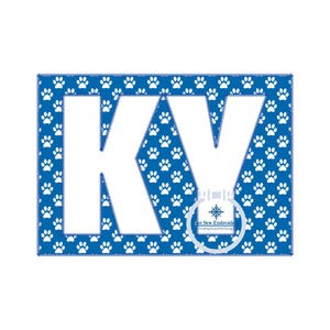 Peut inclure: Broderie de lettres "KY" en bleu et blanc avec un motif d'empreintes de pattes. Le motif est entouré d'une bordure bleue cousue. Le texte "Best Sew Embroide" est visible dans le coin inférieur droit.