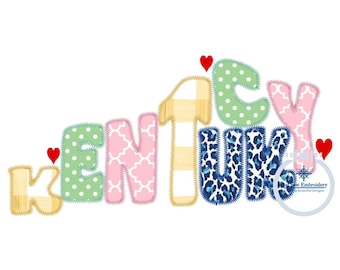 Könnte beinhalten: Ein farbenfrohes gesticktes Design, das das Wort "Kentucky" mit Herzen über dem "Y" buchstabiert. Die Buchstaben bestehen aus verschiedenen gemusterten Stoffen, darunter Punkte, Karos und Tiermuster.
